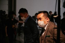 CM撮影中のミルクボーイの様子。