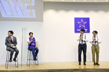 オズワルドが出席した会見の様子。