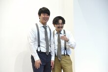 会見を終えて退場するオズワルド。