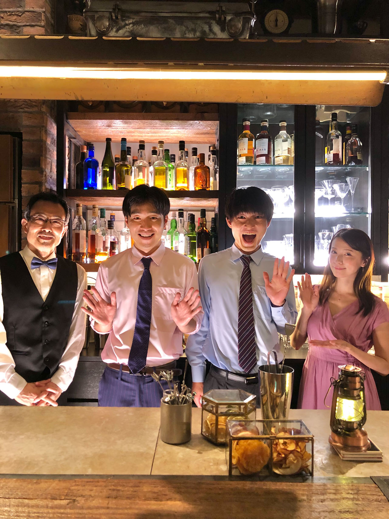 「雨のいたずら」MVに出演したジャルジャルと、吉見征樹（左）、戸田れい（右）。