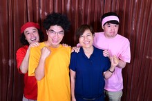 「キングオブコント2021」挑戦のためのユニット「母と母」を結成した片桐仁、青木さやかと、2人をバックアップするエレキコミック。(c)TBS