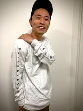 「発電所」Tシャツを着用するカミナリたくみ。