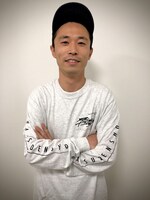 「発電所」Tシャツを着用するカミナリたくみ。