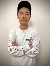 「発電所」Tシャツを着用するカミナリたくみ。