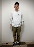 「発電所」Tシャツを着用するカミナリたくみ。