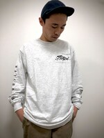 「発電所」Tシャツを着用するカミナリたくみ。