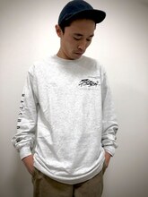 「発電所」Tシャツを着用するカミナリたくみ。