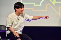 永野を制するラブレターズ溜口。