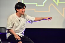 永野を制するラブレターズ溜口。