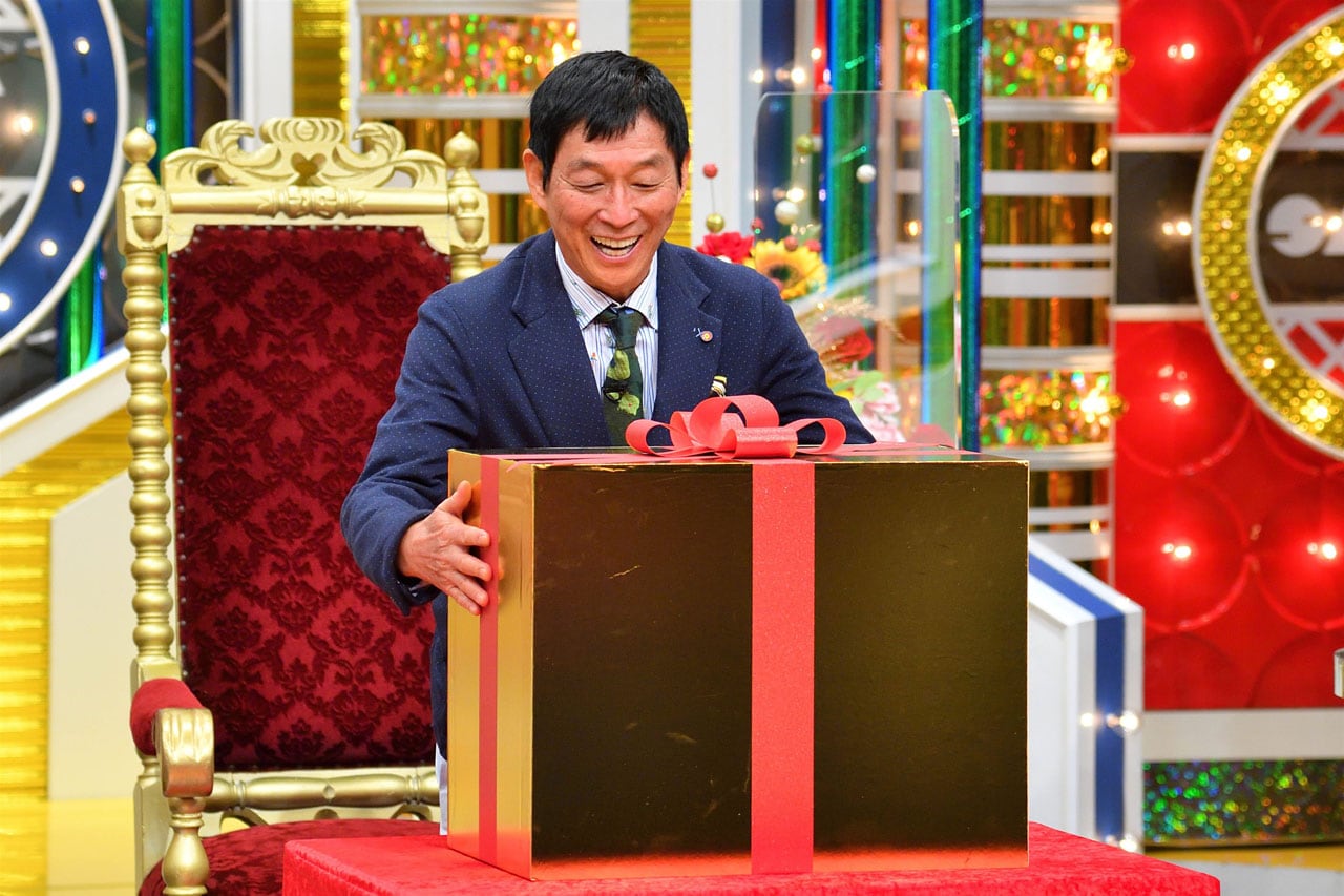 誕生日を祝われる明石家さんま。