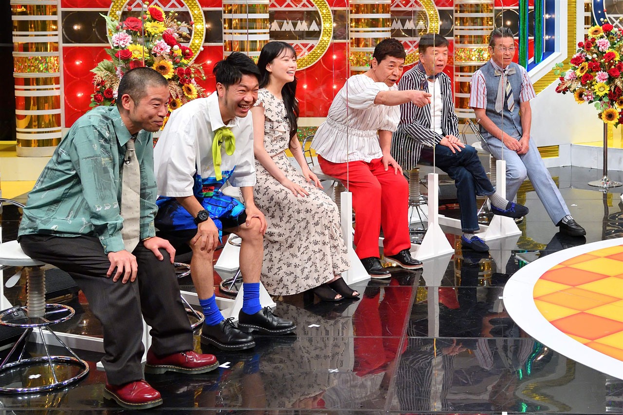 明石家さんまの誕生日を祝う「明石家電視台」メンバー。