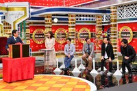 明石家さんまの誕生日を祝う「明石家電視台」メンバー。