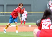 ガンバレルーヤが参加した始球式の様子。