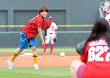 ガンバレルーヤが参加した始球式の様子。