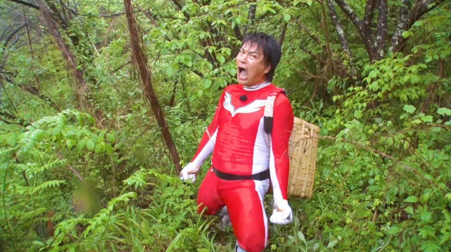 「全力戦士セシタマン」として出演する天竺鼠・瀬下。(c)TBS