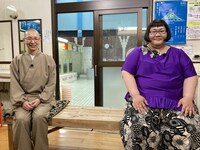 銭湯で対談する玉置妙憂（左）とメイプル超合金・安藤なつ（右）。