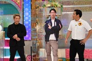 ニューヨーク嶋佐（左）とインディアンス田渕（右）。写真中央はニューヨーク屋敷のパネル。(c)テレビ朝日