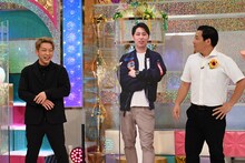 ニューヨーク嶋佐（左）とインディアンス田渕（右）。写真中央はニューヨーク屋敷のパネル。(c)テレビ朝日