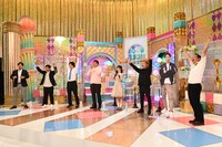 「脳天カルパッチョ」に出演する（左から）アルコ＆ピース、マヂカルラブリー、齊藤京子、ニューヨーク嶋佐、インディアンス田渕。嶋佐と田渕の間に立っているのはニューヨーク屋敷のパネル。(c)テレビ朝日