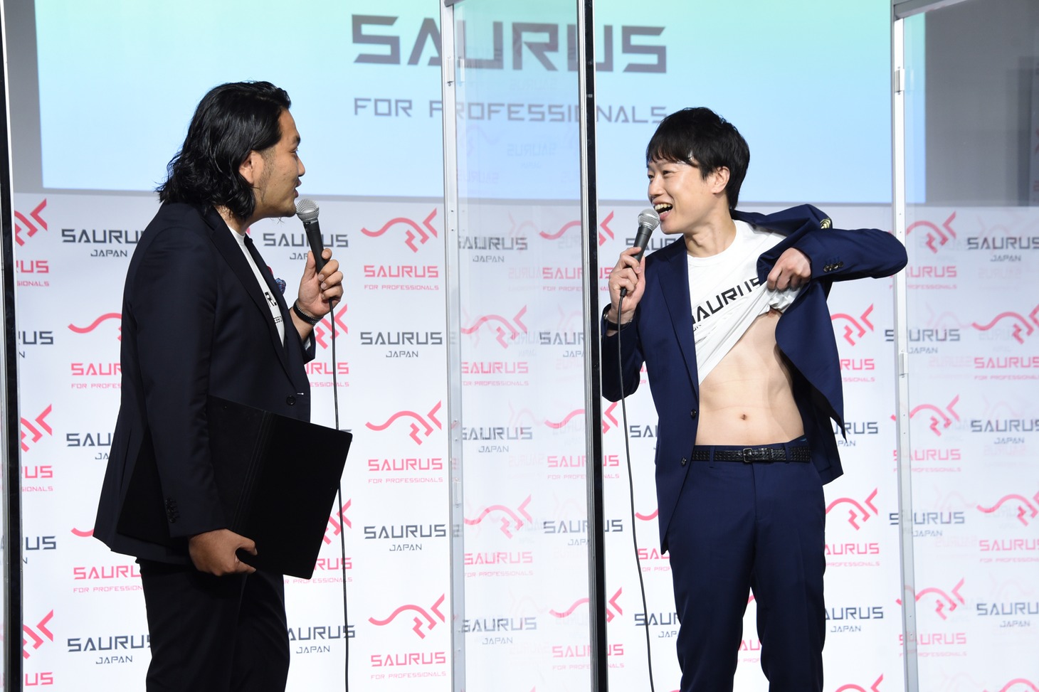 「腹割ったらんかい！」と言われて腹を見せる見取り図リリー。