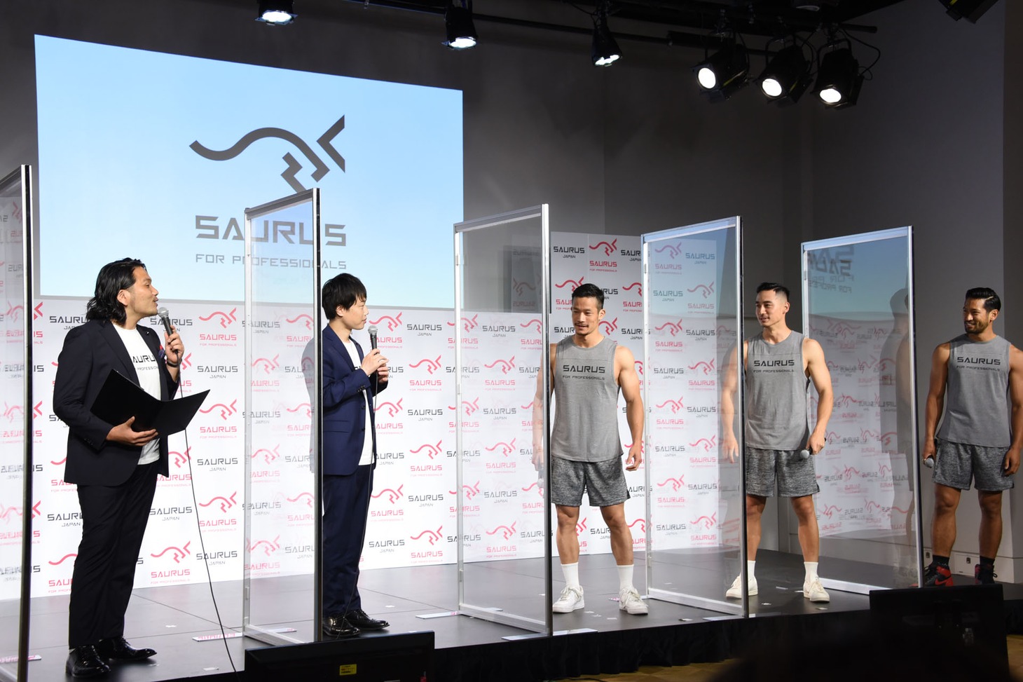 3名のフィットネスモデルを迎えると、「Wii Fitの初期設定の人？」と見取り図・盛山（左）。