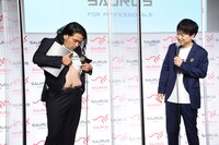 「腹割ったらんかい！」と言われて腹を見せる見取り図・盛山。