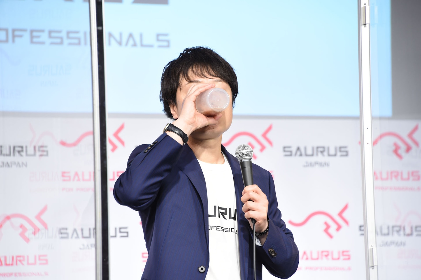 「いっただきまーす」と元気にプロテインを飲む見取り図リリー。