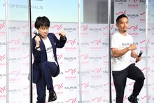 腹筋エクササイズに挑戦する見取り図リリー（左）と長友佑都（右）。