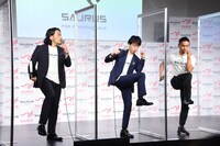 腹筋エクササイズに挑戦する見取り図と長友佑都（右）。