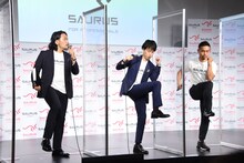 腹筋エクササイズに挑戦する見取り図と長友佑都（右）。