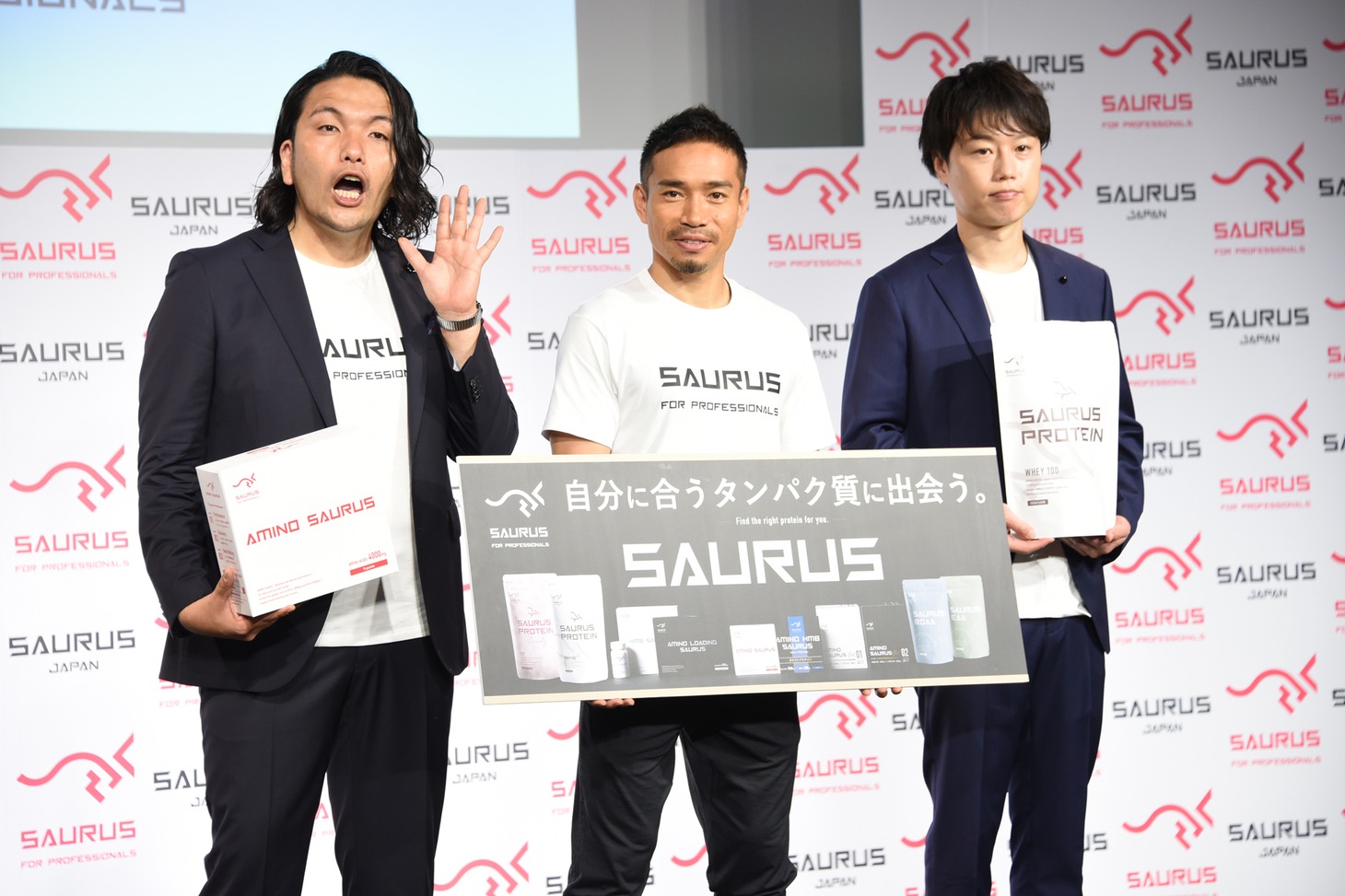 左から見取り図・盛山、長友佑都、見取り図リリー。