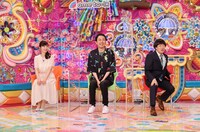 （左から）宮崎玲衣（静岡朝日テレビアナウンサー）、アンガールズ田中、蛍原徹。(c)テレビ朝日