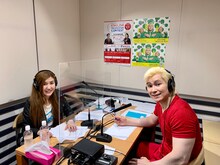 左から納言・薄幸、メイプル超合金カズレーザー。(c)SBSラジオ