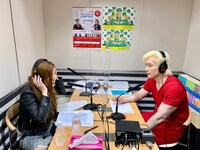 左から納言・薄幸、メイプル超合金カズレーザー。(c)SBSラジオ