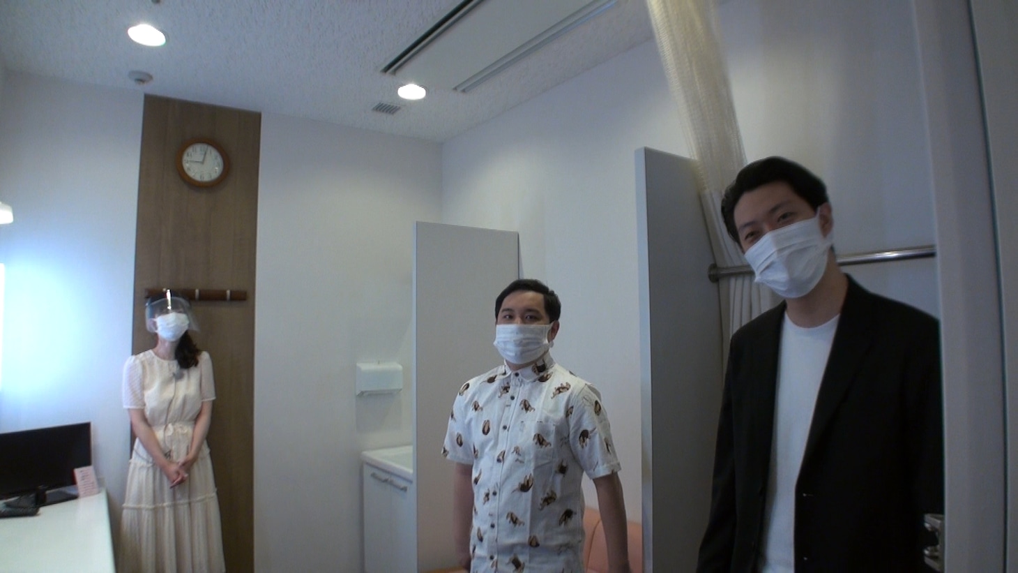 左から宮崎玲衣アナウンサー、霜降り明星。(c)静岡朝日テレビ