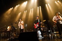 「Tie up」を披露するバカリズムとフジファブリック。（photo by 木村泰之）