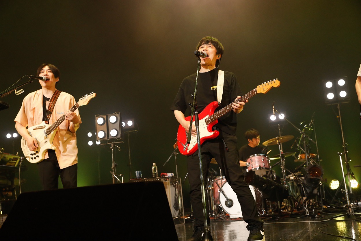 「Tie up」を披露するバカリズムとフジファブリック。（photo by 木村泰之）