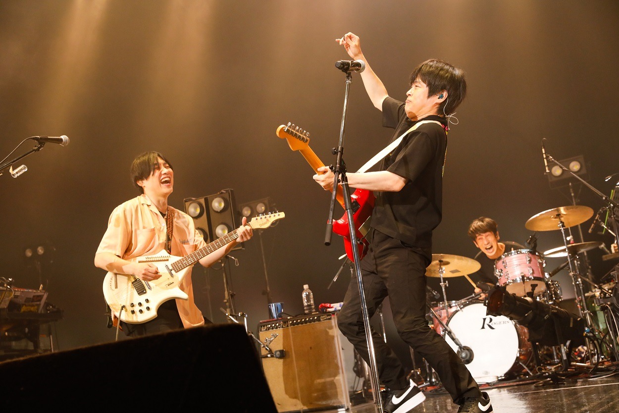 「Tie up」を披露するバカリズムとフジファブリック。（photo by 木村泰之）