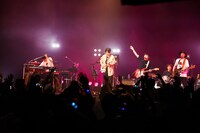 「Tie up」を披露するバカリズムとフジファブリック。（photo by 木村泰之）