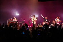 「Tie up」を披露するバカリズムとフジファブリック。（photo by 木村泰之）