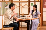 ロングコートダディ兎(左)と本田望結(右)のコント「お好み焼き」より。