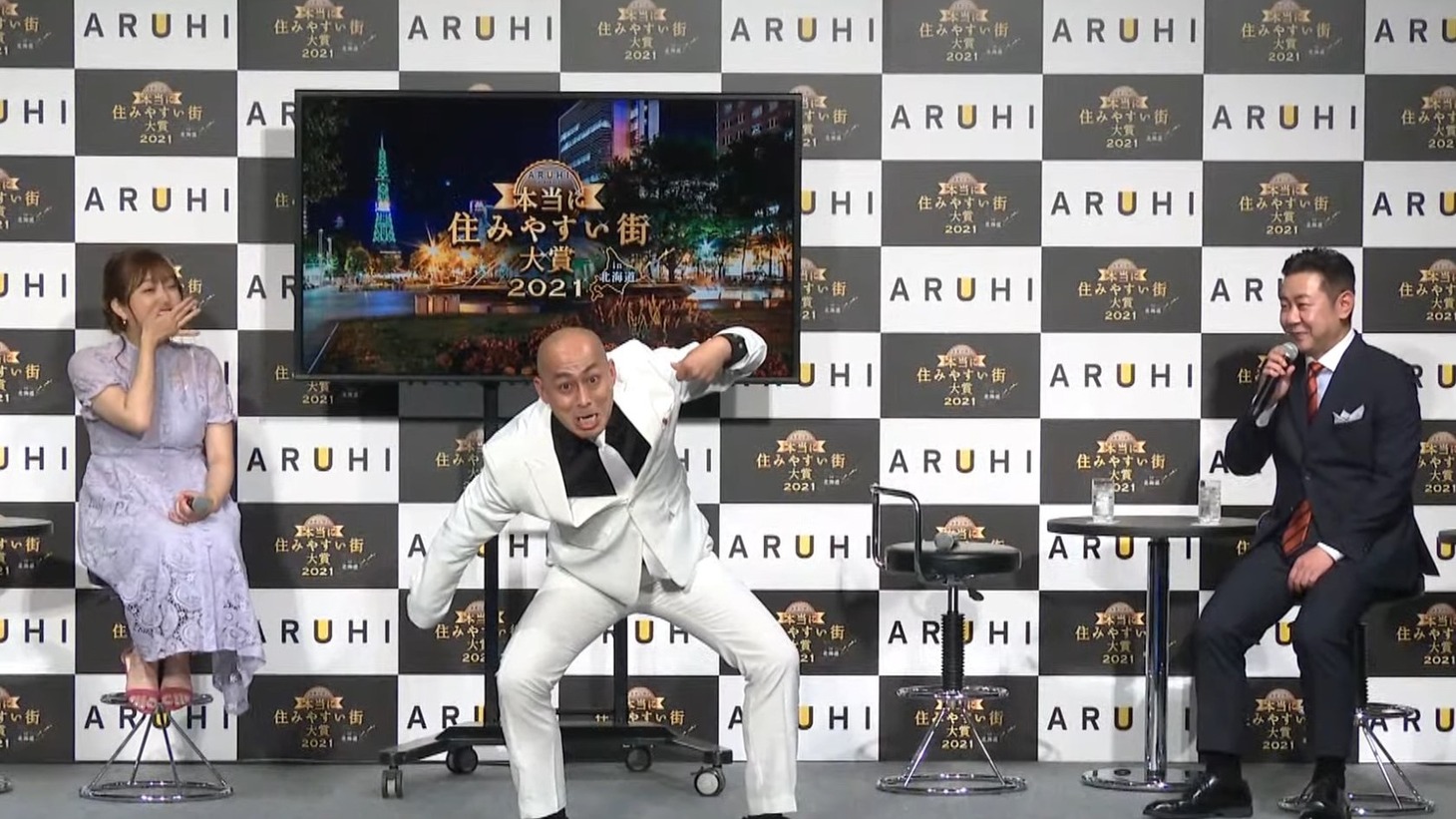 錦鯉・長谷川（中央）が、おなじみ「キャラメルは銀歯泥棒」のメロディや動きで「北海道に生まれてよかった」と言い放ったワンシーン。