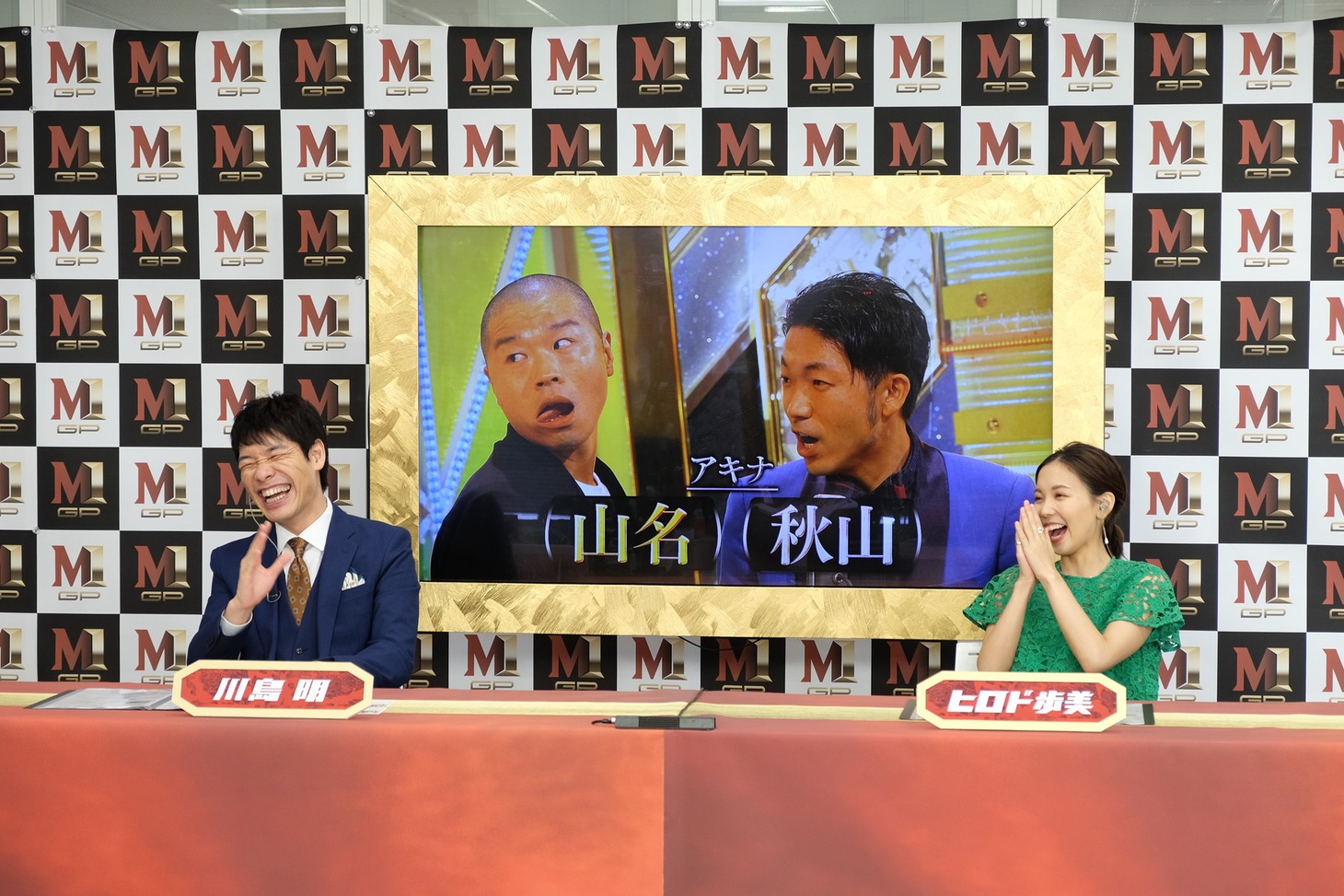 アキナ山名と電話とつないだ際の様子。(c)M-1グランプリ事務局