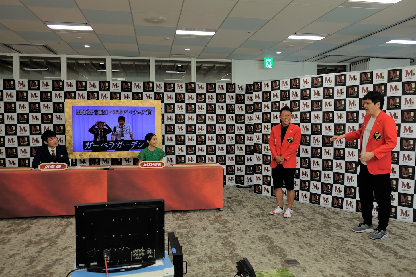 ガーベラガーデンを迎えた生配信会場の様子。(c)M-1グランプリ事務局