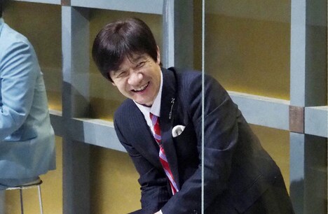 ネタを鑑賞する内村光良。