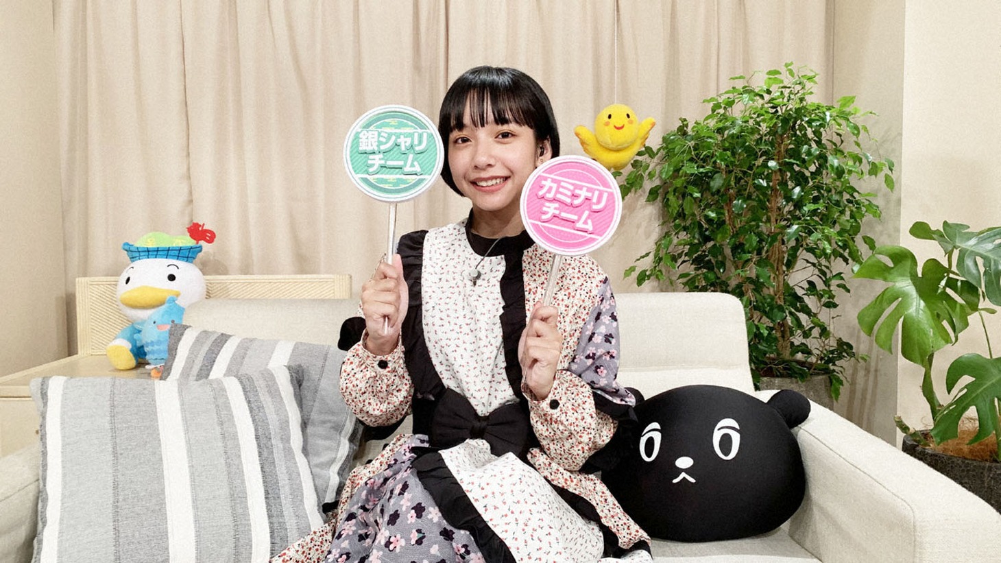 ジャッジに参加する山之内すず。
