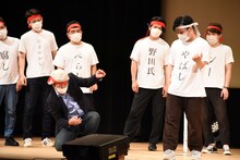 「ギターなんとなくうまそう対決」で先攻後攻を決めるタモンズ安部とすゑひろがりず南條。