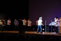 ダンス対決の横で再びリスティックへムンを始めるGAG福井と囲碁将棋・根建。