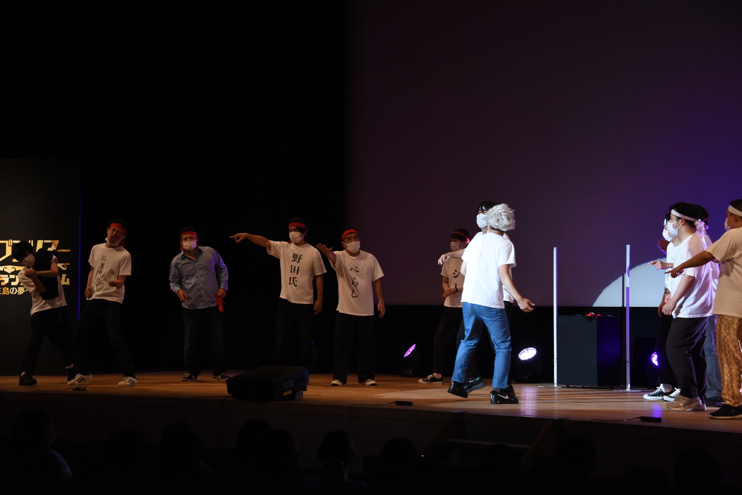 ダンス対決の横で再びリスティックへムンを始めるGAG福井と囲碁将棋・根建。