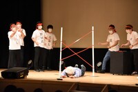 テープの下を通過して「下クラプトン」を披露するタモンズ安部。